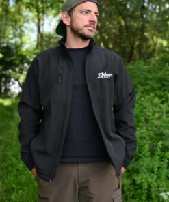 27Wraps Curved Softshell Jacke für Karpfenangler: warme, bequeme Angler Softshell Jacke mit Stick. Windabweisende Karpfen Jacke zum Karpfenangeln. Ein besonderes Geschenk für Karpfenangler.