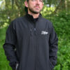 27Wraps Curved Softshell Jacke für Karpfenangler: warme, bequeme Angler Softshell Jacke mit Stick. Windabweisende Karpfen Jacke zum Angeln. Ein besonderes Geschenk für Karpfenangler.