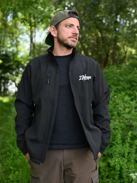 27Wraps Curved Softshell Jacke für Karpfenangler: warme, bequeme Angler Softshell Jacke mit Stick. Windabweisende Karpfen Jacke zum Karpfenangeln. Ein besonderes Geschenk für Karpfenangler.
