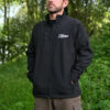 27Wraps Curved Softshell Jacke für Karpfenangler: warme, bequeme Angler Softshell Jacke mit Stick. Windabweisende Karpfen Jacke zum Angeln. Ein besondere Geschenkidee für Karpfenangler.