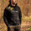 27Wraps Karpfen Hoodie in schwarz mit elegantem Schriftzug für Karpfenangler und Naturfreunde. Der Hoodie zum Karpfenangeln.