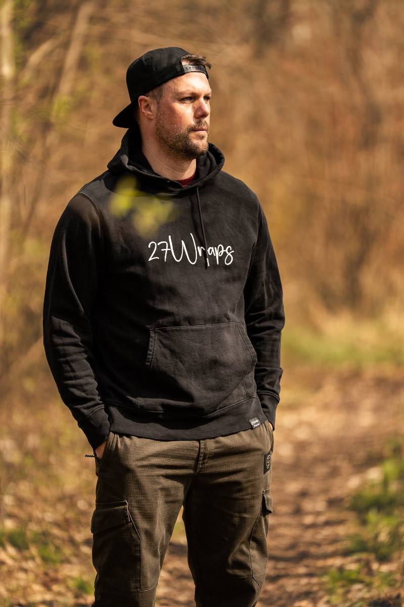27Wraps Karpfen Hoodie in schwarz mit elegantem Schriftzug für Karpfenangler und Naturfreunde. Der Hoodie zum Karpfenangeln.