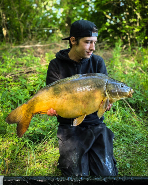 27Wraps Snapback Cap für Karpfenangler mit elegantem Druck. Diese Karpfen Cap macht jedem Angler Freude und ist ein tolles Geschenk für Angler.