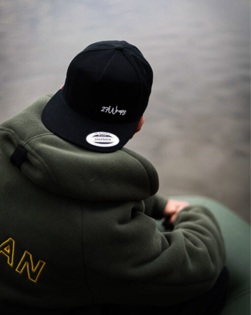 27Wraps Snapback Cap für Karpfenangler mit elegantem Druck. Diese Karpfen Cap macht jedem Angler Freude und ist ein tolles Geschenk für Angler.