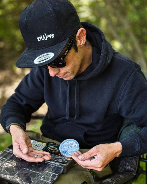27Wraps Snapback Cap für Karpfenangler mit elegantem Druck. Diese Karpfen Cap macht jedem Angler Freude und ist ein tolles Geschenk für Angler.