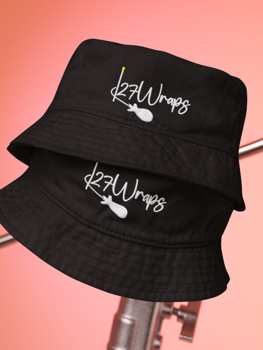 27Wraps Spod Logo Bucket Hat für Karpfenangler: Anglerhut mit Stick für Karpfenangler. Besonderer Fischerhut aus Bio-Baumwolle mit elegantem Karpfen Stick. Ein toller Hut für Angler - ideal auch als Angler Geschenk.