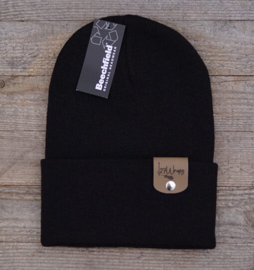 Schwarze Karpfen Mütze: die 27Wraps Spod Logo Beanie ist ein tolles Geschenk für Karpfenangler. Beanies für Angler hier bestellen.