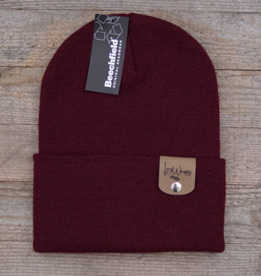 Burgundrote Karpfen Mütze: die 27Wraps Spod Logo Beanie ist ein tolles Geschenk für Karpfenangler. Beanies für Angler hier bestellen.