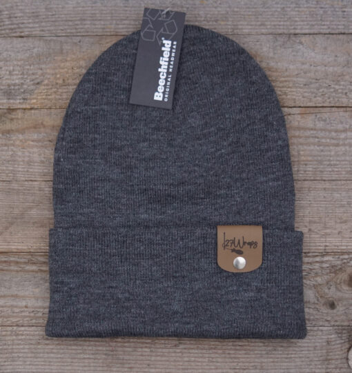 Graue Karpfen Mütze: die 27Wraps Spod Logo Beanie ist ein tolles Geschenk für Karpfenangler. Beanies für Angler hier bestellen.