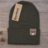 Olivgrüne Karpfen Mütze: die 27Wraps Spod Logo Beanie ist ein tolles Geschenk für Karpfenangler. Beanies für Angler hier bestellen.