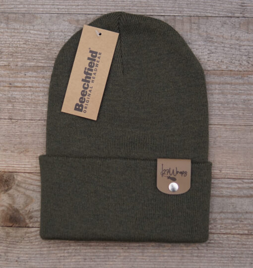 Olivgrüne Karpfen Mütze: die 27Wraps Spod Logo Beanie ist ein tolles Geschenk für Karpfenangler. Beanies für Angler hier bestellen.