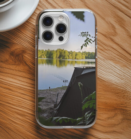 Bedruckte Handyhülle für Karpfenangler mit elegantem Fotodruck vom Karpfenangeln. Handyhüllen mit Anglermotiven sind ein tolles Geschenk für Angler. Handyhüllen für Karpfenangler hier bestellen. Handyhülle Apple iPhone, Samsung Galaxy, Google Pixel und viele mehr!