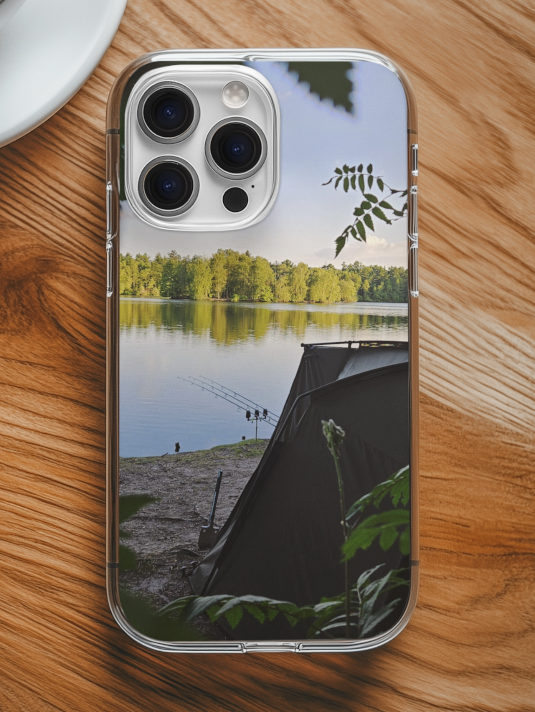 Bedruckte Handyhülle für Karpfenangler mit elegantem Fotodruck vom Karpfenangeln. Handyhüllen mit Anglermotiven sind ist ein tolles Geschenk für Angler. Handyhüllen für Karpfenangler hier bestellen. Handyhülle Apple iPhone, Samsung Galaxy, Google Pixel und viele mehr!