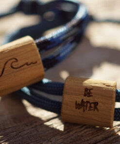 Be Water Armband für Karpfenangler aus Holz mit Gravur. Armbänder für Karpfenangler hier bestellen.