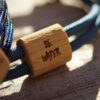 Be Water Armband für Karpfenangler aus Holz mit Gravur. Armbänder für Karpfenangler hier bestellen.