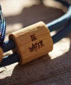 Be Water Armband für Karpfenangler aus Holz mit Gravur. Armbänder für Karpfenangler hier bestellen.