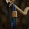 Be Water Armband für Karpfenangler aus Holz mit Gravur in blau. Armbänder für Karpfenangler hier bestellen.
