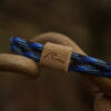 Be Water Armband für Karpfenangler aus Holz mit Gravur in blau-schwarz. Armbänder für Karpfenangler hier bestellen.