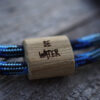 Be Water Armband für Karpfenangler aus Holz mit Gravur in blau-schwarz. Armbänder für Karpfenangler hier bestellen.