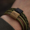 Be Water Armband für Karpfenangler aus Holz mit Gravur in olivgrün. Armbänder für Karpfenangler hier bestellen.