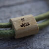 Be Water Armband für Karpfenangler aus Holz mit Gravur in olivgrün. Armbänder für Karpfenangler hier bestellen.