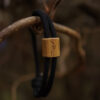 Be Water Armband für Karpfenangler aus Holz mit Gravur in schwarz. Armbänder für Karpfenangler hier bestellen.
