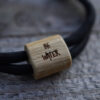 Be Water Armband für Karpfenangler aus Holz mit Gravur in schwarz. Armbänder für Karpfenangler hier bestellen.