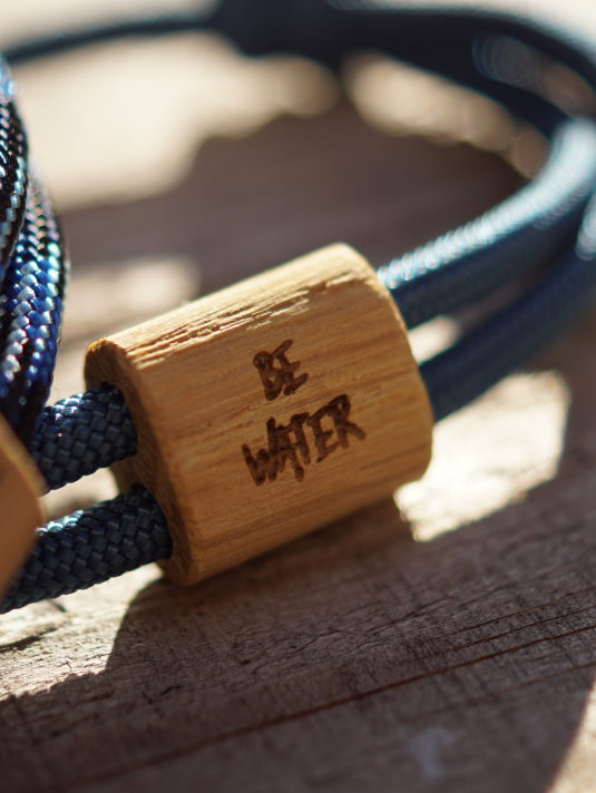 Be Water Armband für Karpfenangler aus Holz mit Gravur. Armbänder für Karpfenangler hier bestellen.