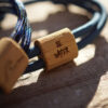 Be Water Armband für Karpfenangler aus Holz mit Gravur. Armbänder für Karpfenangler hier bestellen.