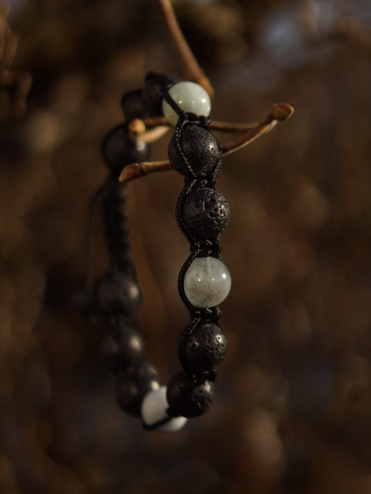 Black Aqua Edelstein Armband für Karpfenangler. Elegantes Lava Armband für Angler mit Lavaperlen und Aquamarin Edelsteinen. Carp Jewls sind Armbänder für Karpfenangler - ein besonderes Geschenk für Angler.