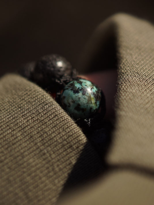 Black Evolution Edelstein Armband für Karpfenangler. Elegantes Lava Armband für Angler mit Lavaperlen und Afrikanischen Türkis Edelsteinen. Carp Jewls sind Armbänder für Karpfenangler - ein besonderes Geschenk für Angler.