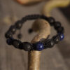 Black Lapislazuli Edelstein Armband für Karpfenangler. Elegantes Lava Armband für Angler mit Lavaperlen und Lapislazuli Edelsteinen. Carp Jewls sind Armbänder für Karpfenangler - ein besonderes Geschenk für Angler.