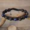 Black Lapislazuli Edelstein Armband für Karpfenangler. Elegantes Lava Armband für Angler mit Lavaperlen und Lapislazuli Edelsteinen. Carp Jewls sind Armbänder für Karpfenangler - ein besonderes Geschenk für Angler.