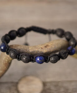 Black Lapislazuli Edelstein Armband für Karpfenangler. Elegantes Lava Armband für Angler mit Lavaperlen und Lapislazuli Edelsteinen. Carp Jewls sind Armbänder für Karpfenangler - ein besonderes Geschenk für Angler.
