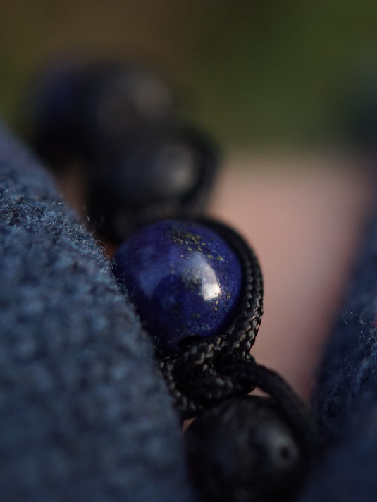 Black Lapislazuli Edelstein Armband für Karpfenangler. Elegantes Lava Armband für Angler mit Lavaperlen und Lapislazuli Edelsteinen. Carp Jewls sind Armbänder für Karpfenangler - ein besonderes Geschenk für Angler.