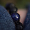 Black Lapislazuli Edelstein Armband für Karpfenangler. Elegantes Lava Armband für Angler mit Lavaperlen und Lapislazuli Edelsteinen. Carp Jewls sind Armbänder für Karpfenangler - ein besonderes Geschenk für Angler.