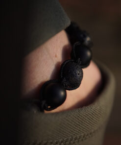 Black Lava Armband für Karpfenangler. Elegantes Armband zum Karpfenangeln mit Lavaperlen. Ein eleganten Perlenarmband für Karpfenangler - ein besonderes Geschenk für Karpfenangler.