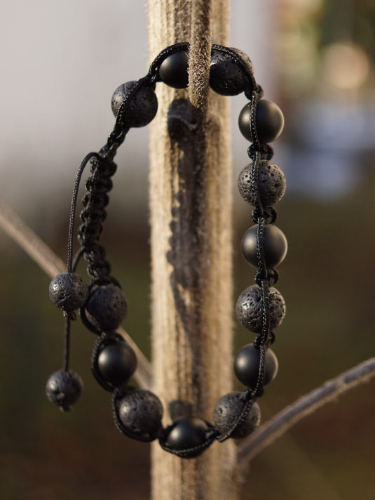 Black Lava Armband für Karpfenangler. Elegantes Armband zum Karpfenangeln mit Lavaperlen. Ein eleganten Perlenarmband für Karpfenangler - ein besonderes Geschenk für Karpfenangler.