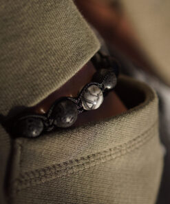 Black Picasso Lava Armband für Karpfenangler. Elegantes Armband zum Karpfenangeln mit Lavaperlen. Carp Jwls - ein eleganten Perlenarmband für Karpfenangler. Armbänder für Angler sind ein besonderes Geschenk für Karpfenangler.