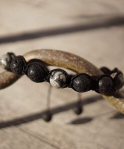 Black Picasso Lava Armband für Karpfenangler. Elegantes Armband zum Karpfenangeln mit Lavaperlen. Carp Jwls - ein eleganten Perlenarmband für Karpfenangler. Armbänder für Angler sind ein besonderes Geschenk für Karpfenangler.