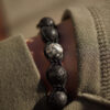 Black Picasso Lava Armband für Karpfenangler. Elegantes Armband zum Karpfenangeln mit Lavaperlen. Carp Jwls - ein eleganten Perlenarmband für Karpfenangler. Armbänder für Angler sind ein besonderes Geschenk für Karpfenangler.