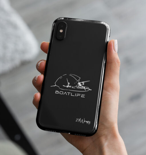 Bedruckte Handyhülle für Bootsangler. Handyhüllen mit Anglermotiven sind ist ein tolles Geschenk für Angler. Handyhüllen für Karpfenangler fürs Angeln vom Boot hier bestellen. Handyhülle Apple iPhone, Samsung Galaxy, Google Pixel und viele mehr!