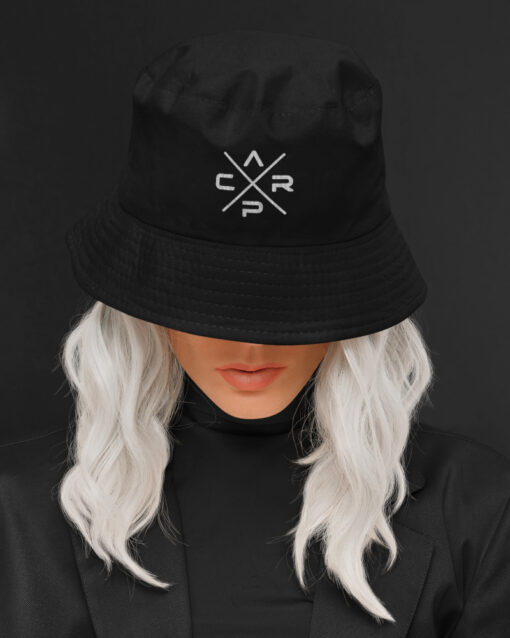 Carp Bucket Hat für Karpfenangler: Anglerhut mit Stick für Karpfenangler. Besonderer Fischerhut aus Bio-Baumwolle mit tollem CARP Stick. Ein toller Hut für Angler - ideal auch als Angler Geschenk.