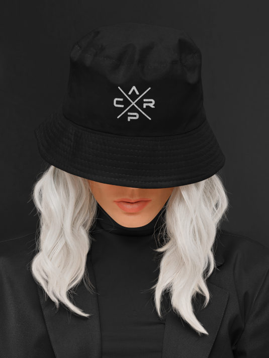 Carp Bucket Hat für Karpfenangler: Anglerhut mit Stick für Karpfenangler. Besonderer Fischerhut aus Bio-Baumwolle mit tollem CARP Stick. Ein toller Hut für Angler - ideal auch als Angler Geschenk.