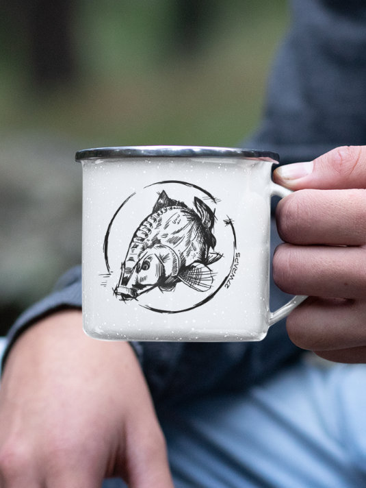 Carp Emaille Tasse für Karpfenangler. Karpfen Tasse als Geschenk für Angler. Tassen für Karpfenangler hier bestellen.