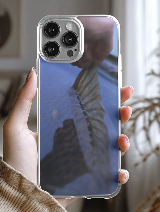 Bedruckte Karpfen Handyhülle für Karpfenangler mit elegantem Fotodruck vom Karpfenangeln. Handyhüllen mit Anglermotiven sind ein tolles Geschenk für Angler. Handyhüllen für Karpfenangler hier bestellen. Handyhülle Apple iPhone, Samsung Galaxy, Google Pixel und viele mehr!