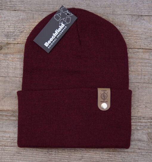 Burgundrote Beanie für Karpfenangler: die Carp Fishing 4 Life Beanie ist ein tolles Geschenk für Karpfenangler. Beanies für Angler hier bestellen.