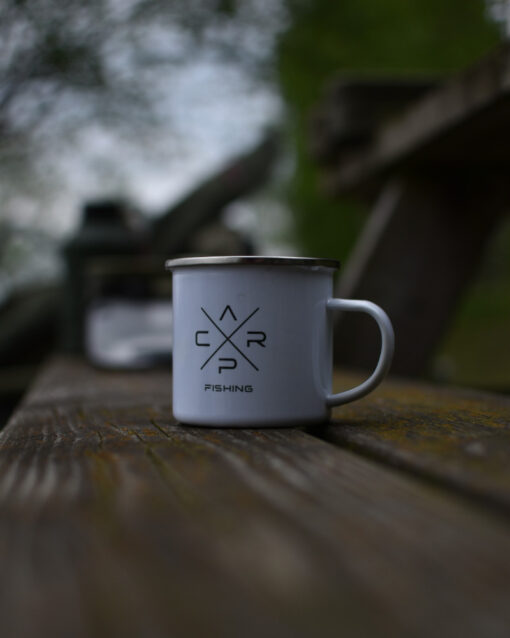 Tasse für Karpfenangler aus Emaille. Nachhaltig bedruckt in Deutschland.