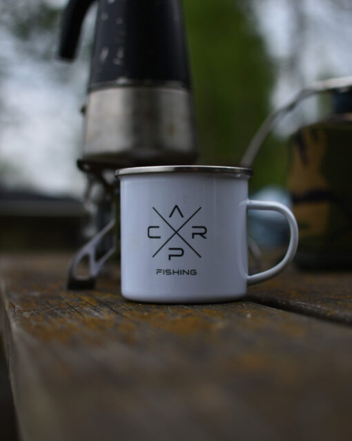 Emaille Tasse für Angler mit Karpfenmotiv. Ideal fürs Angeln.