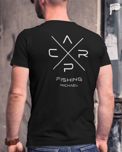 Carp Fishing Karpfen Shirt mit elegantem Rückendruck für Karpfenangler. Personalisiertes Karpfen Shirt für Angler. Ein tolles Geschenk für Angler.